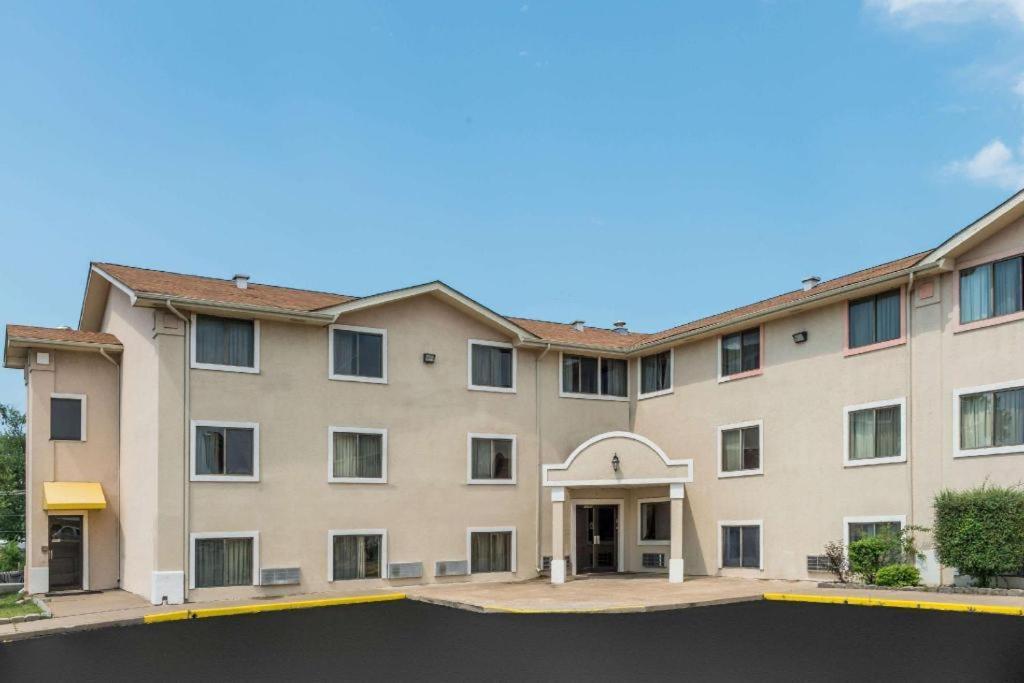 Quality Inn & Suites Earth City Eksteriør billede