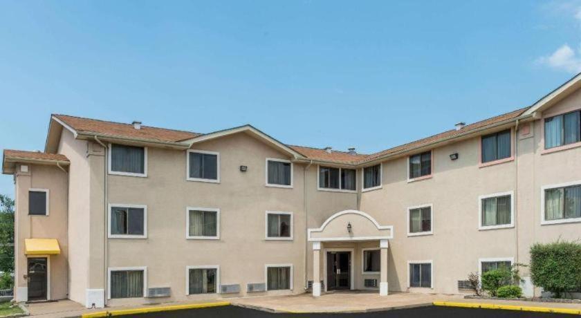 Quality Inn & Suites Earth City Eksteriør billede
